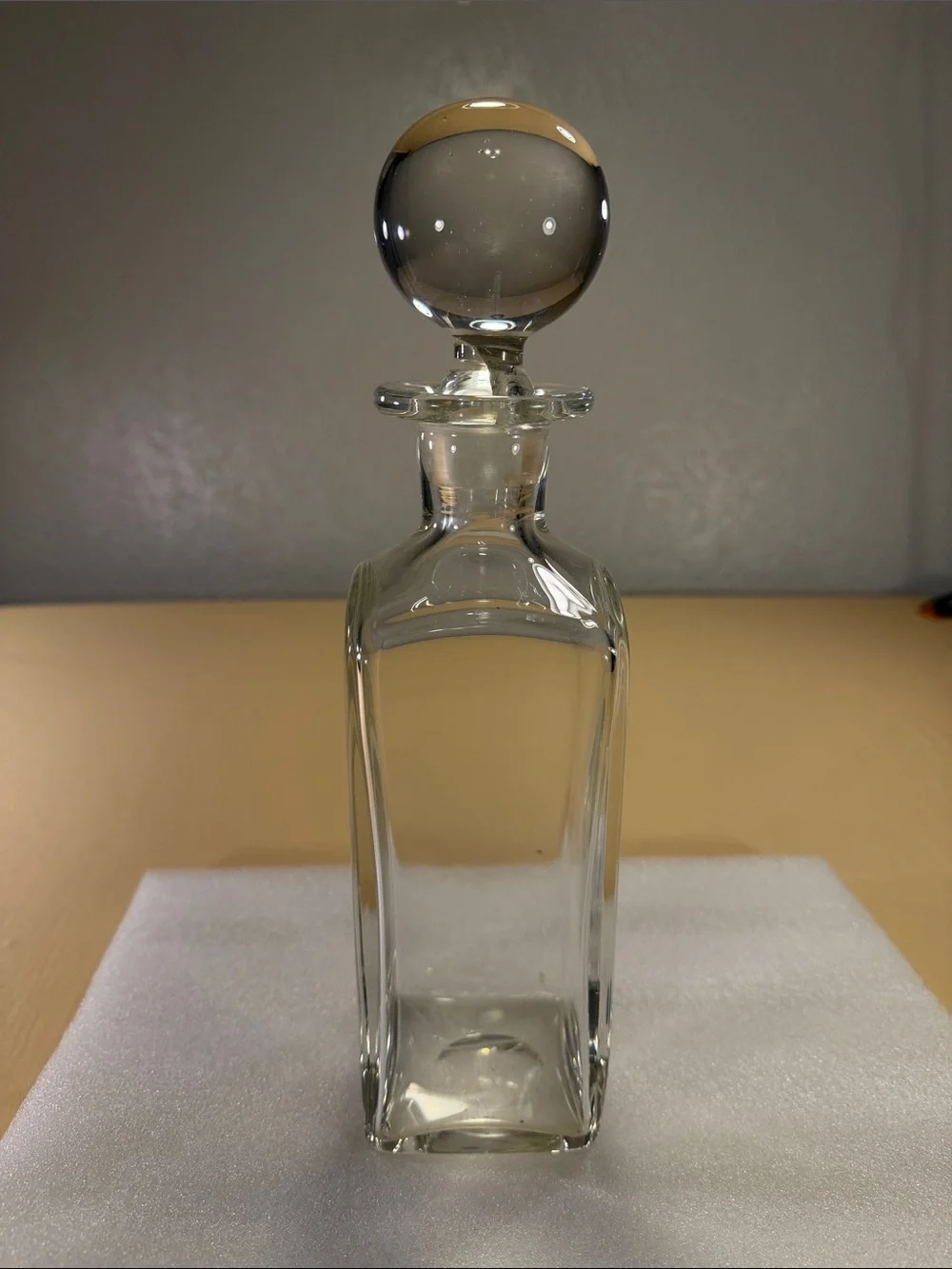 Heavy square glass decanter with round stopper